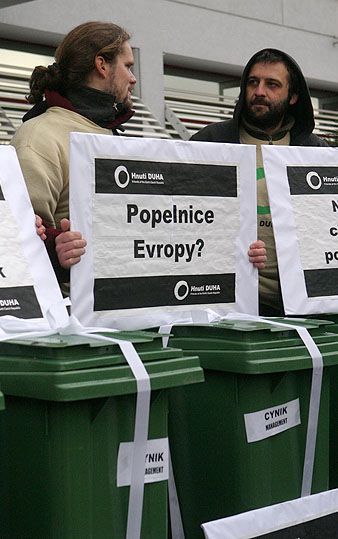 Hnutí Duha zabalilo poplenice pod stromeček