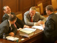 3. června 2008: Jiří Čunek se uvolněně směje ve sněmovně. Za měsíc bude dokončen audit jeho rodinných financí a Čunkovo jméno se opět dostane na titulní stránky českých novin.