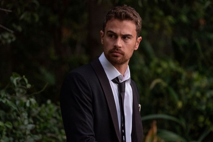 Theo James ve filmu Zloději a lháři z roku 2019.