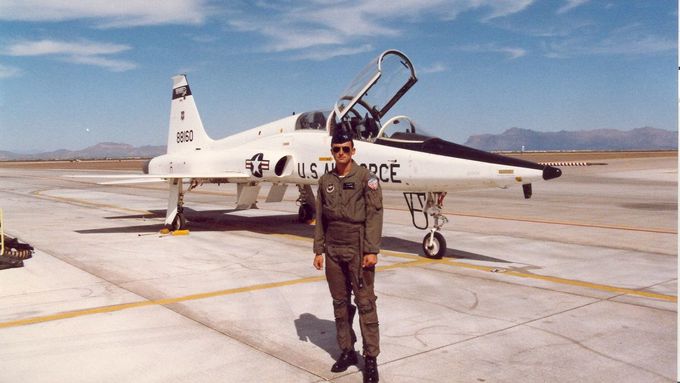 Peter Klavik před nadzvukovým letounem USAF T-38 Talon v říjnu 1991.