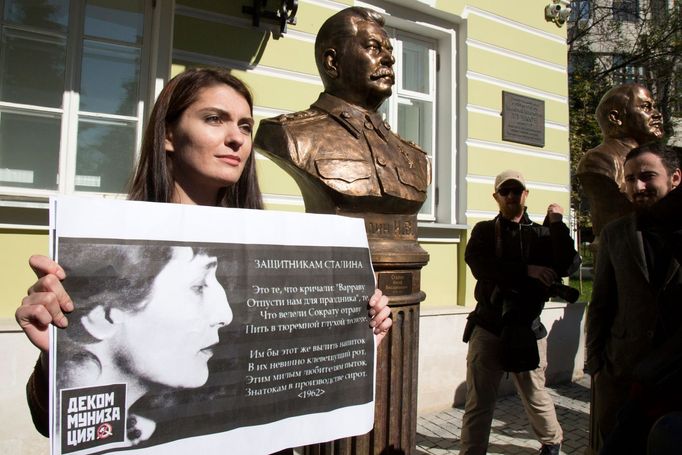 Protest proti instalaci soch komunistických vůdců.