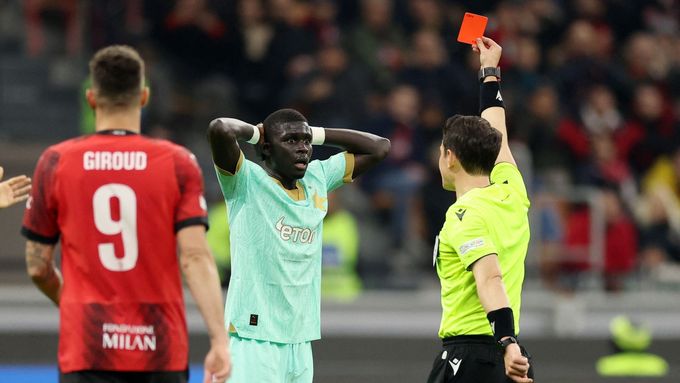 Okamžik, který silně ovlivnil utkání: slávista El Hadji Malick Diouf dostává v utkání s AC Milán brzkou červenou kartu