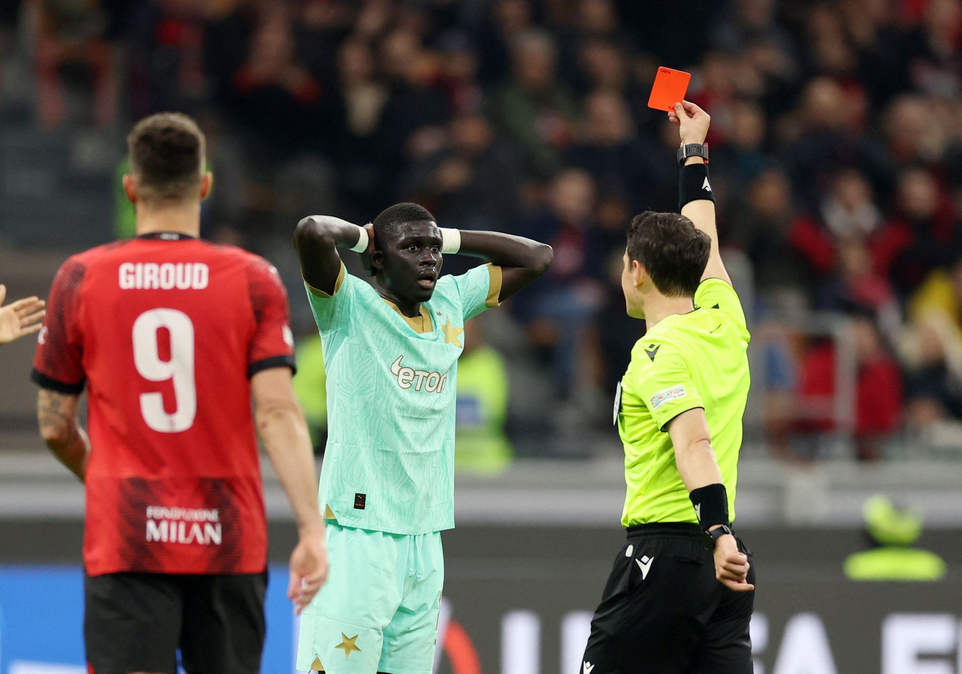 EL, AC Milán - Slavia: El Hadji Malick Diouf dostává červenou kartu