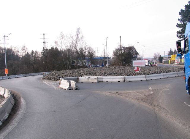 Kamion naboural kruhový objezd v Sokolově