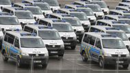 Toto jsou auta pro dopravní policii. Zatímco osobní dodala Škoda, tyto malé "pojízdné kanceláře" Volkswagen.