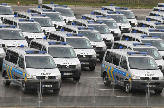 Toto jsou auta pro dopravní policii. Zatímco osobní dodala Škoda, tyto malé "pojízdné kanceláře" Volkswagen.