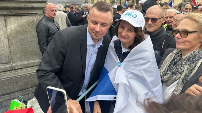 Aktuálně.cz ukazuje, jak velké popularitě se těší mezi svými fanoušky Jindřich Rajchl, ale také jak nenávistně mluví o Ukrajině a jejích příznivcích.