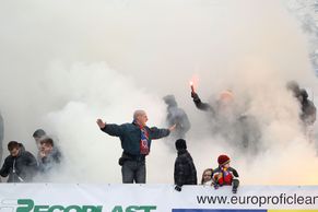 FOTO Silvestrovské derby ovládla Sparta. Pak řádili fanoušci