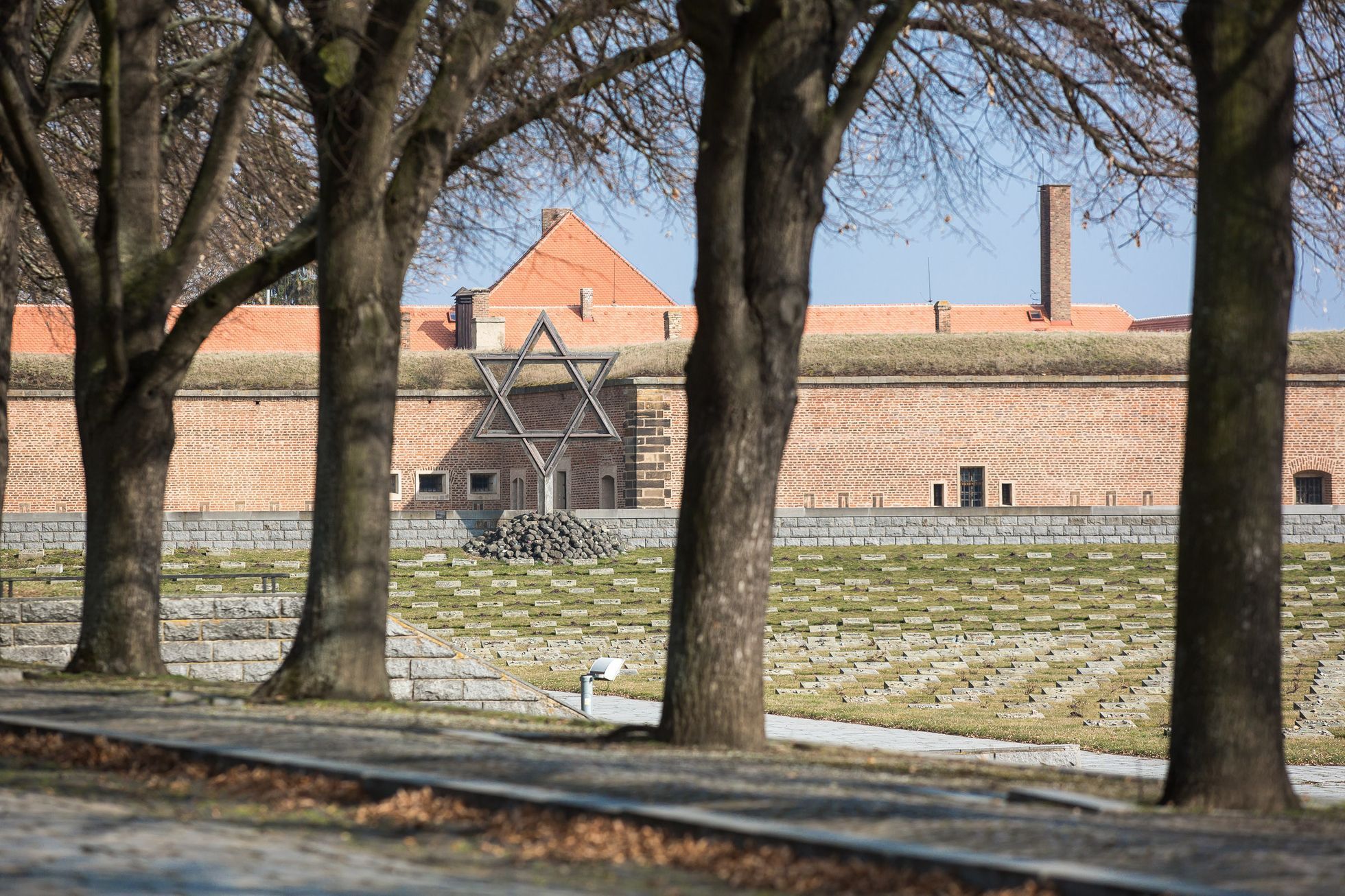 Chátrající Velká pevnost Terezín, kasárna, hradby