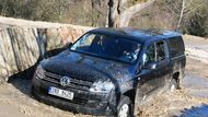 Amarok projede vodou, která má hloubku 50 cm