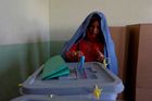 Při volbách v Afghánistánu zemřelo skoro 50 lidí