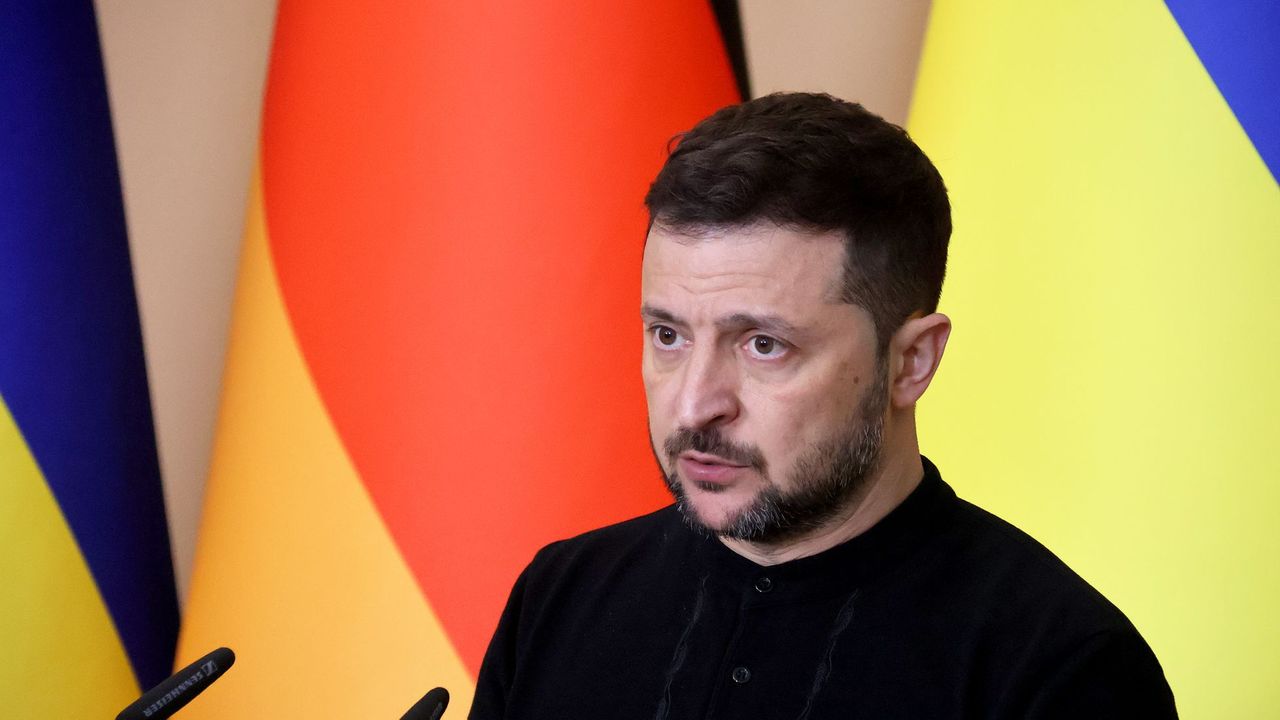 "Rusko ať jde do..." Zelenskyj na ostrém brífinku se Scholzem odhodil diplomacii