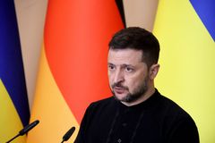 "Rusko ať jde do..." Zelenskyj na ostrém brífinku se Scholzem odhodil diplomacii