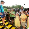 Armstronga vítají jeho děti