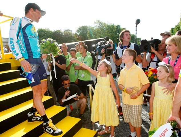 Armstronga vítají jeho děti