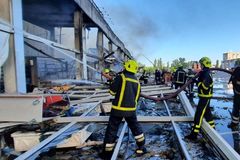 Při ruském útoku na obchodní centrum v Kremenčuku zemřelo nejméně deset lidí