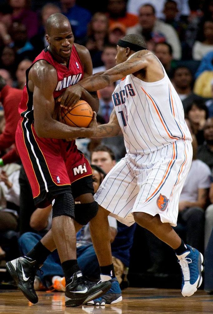 Joel Anthony (Miami) bojuje o míč s Tyrusem Thomasem