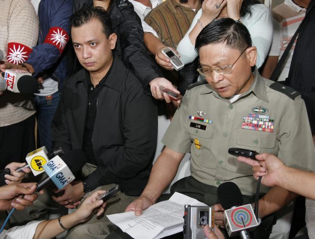 Senátor Trillanes a generál Lim mluví s novináři