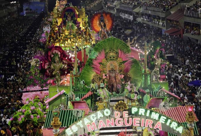 Revellers from the Mangueira samba school participate during the annual carnival parade in Rio de Janeiro's Sambadrome, February 11, 2013. REUTERS/Ricardo Moraes (BRAZIL - Tags: SOCIETY) Published: Úno. 12, 2013, 2:21 dop.