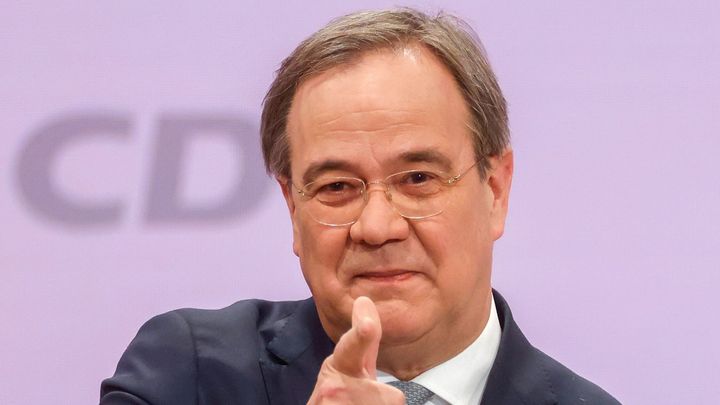 Houževnatý kliďas, který má blízko k Merkelové. Kdo je nový šéf německé CDU Laschet