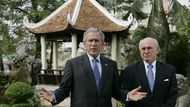 Během své cesty do Vietnamu se už George Bush potkal i s australským premiérem Howardem. Oba tu jsou na zasedání skupiny APEC.
