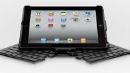 Logitech představil klávesnici a joystick pro iPad 
Počátkem září by se na evropském a americkém trhu měly objevit dva velmi užitečné doplňky k iPadu. Rozkládací bluetooth klávesnice a joystick s přísavkami. Vše od společnosti Logitech.
Velikost klávesnice je standardní. Při rozložení klávesnice se napájení přeruší. Cena klávesnice je stanovena na 129.99 USD (2200 Kč).