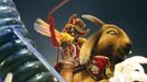 A reveller from the Sao Clemente samba school participates on the second night of the annual carnival parade in Rio de Janeiro's Sambadrome, February 11, 2013. REUTERS/Sergio Moraes (BRAZIL - Tags: SOCIETY) Published: Úno. 12, 2013, 12:30 dop.