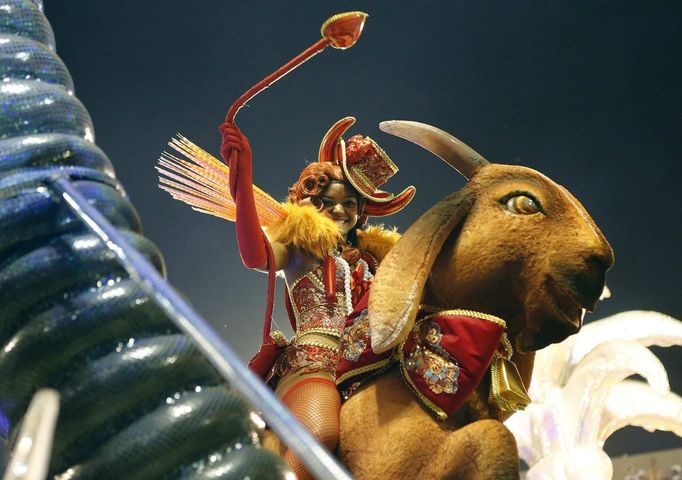 A reveller from the Sao Clemente samba school participates on the second night of the annual carnival parade in Rio de Janeiro's Sambadrome, February 11, 2013. REUTERS/Sergio Moraes (BRAZIL - Tags: SOCIETY) Published: Úno. 12, 2013, 12:30 dop.