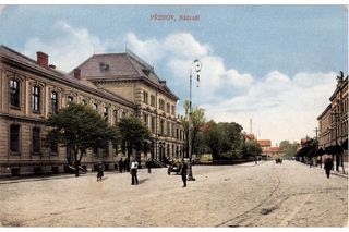 Hlavní nádražní budova v Přerově na kolorované pohlednici z počátku 20. století. Významný železniční uzel spojující tratě na Moravě.