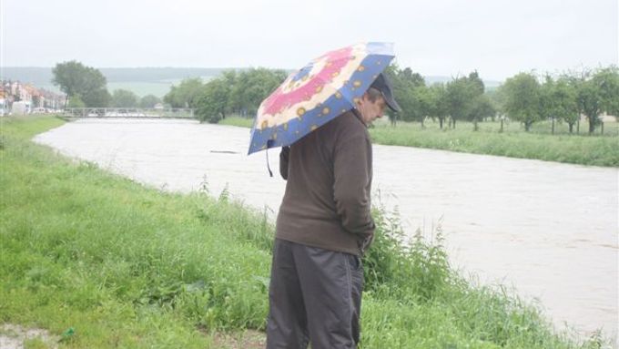 Kam až se řeka dostane? Lidem v Uherském Brodě nahání strach stoupající řeka Olšava