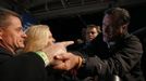 U.S. Republican presidential nominee and former Massachusetts Governor Mitt Romney greets supporters at a campaign rally in Newport News, Virginia, November 4, 2012. REUTERS/Jim Young (UNITED STATES - Tags: POLITICS ELECTIONS USA PRESIDENTIAL ELECTION) Published: Lis. 5, 2012, 3:38 dop.