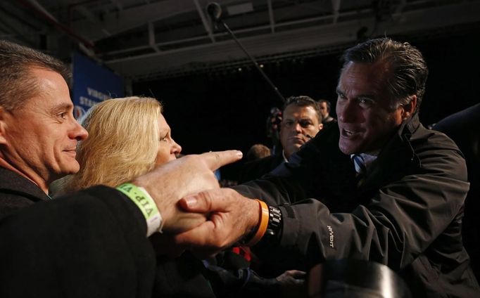 U.S. Republican presidential nominee and former Massachusetts Governor Mitt Romney greets supporters at a campaign rally in Newport News, Virginia, November 4, 2012. REUTERS/Jim Young (UNITED STATES - Tags: POLITICS ELECTIONS USA PRESIDENTIAL ELECTION) Published: Lis. 5, 2012, 3:38 dop.