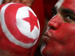 Fanoušci Tuniska v ochozehc zápasu se Španělskem.