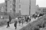 Jeden z tradičních rituálů: volební průvody a s nimi spojená "manifestační volba". Běžnější byly pochopitelně v třeskutých počátcích budování socialismu, ale odehrávaly se i později. Na snímku obyvatelé a zaměstnanci nově otevřeného domova důchodců v Praze-Bohnicích, volby v červnu 1981.