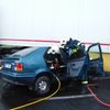 Auto skončilo pod návěsem kamionu