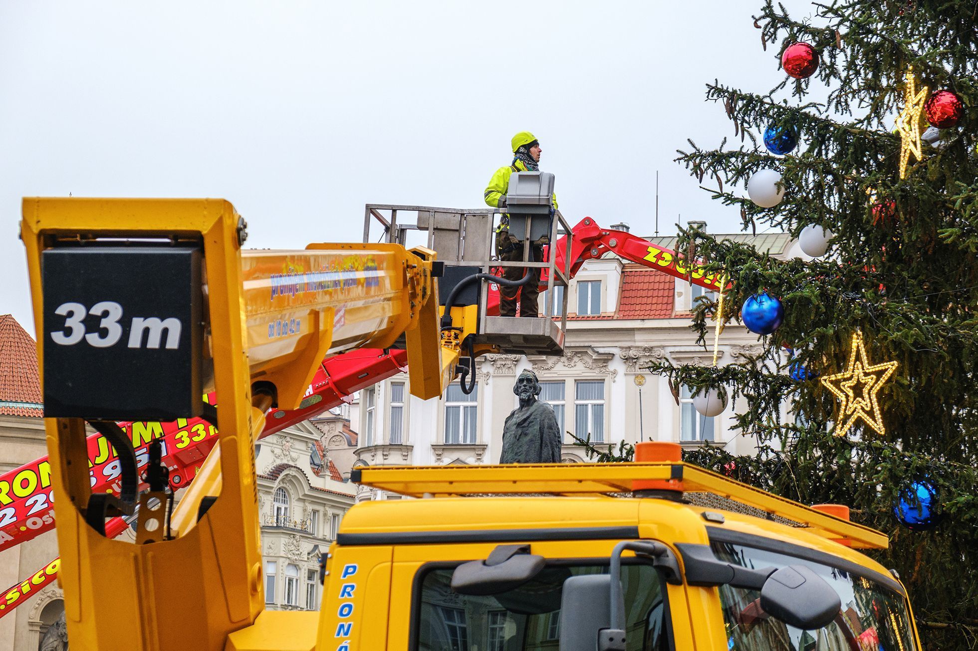 Vánoční Praha 2020: jak se zdobil strom na Staroměstském náměstí
