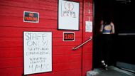 Jenže zájem o služby Lucky Devil Lounge samozřejmě ochladl, hlavní atrakcí klubu totiž byly místní tanečnice. Boulden v rozhovoru pro agenturu Reuters řekl, že v zoufalosti napsal na Twitter návrh, že jídlo možná budou rozvážet tanečnice.