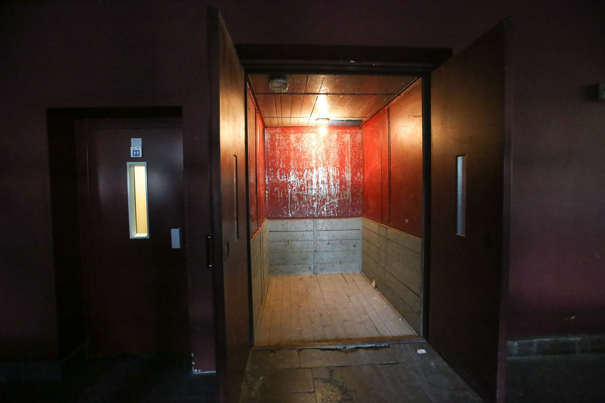 Automatická telefonní ústředna v Dejvicích - prohlídka s architetkem Václavem Aulickým z cyklu Nejošklivější architektura Prahy