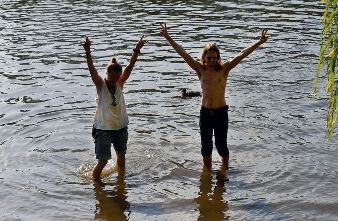 Někteří návštěvníci United Islands se koupají.