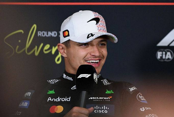 Lando Norris z McLarenu slaví triumf ve VC Británie F1 2025