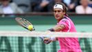 Španělský tenista David Ferrer vrací míček Rafaelu Nadalovi během semifinále French Open 2012.