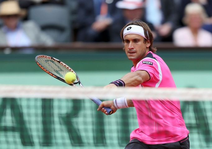 Španělský tenista David Ferrer vrací míček Rafaelu Nadalovi během semifinále French Open 2012.