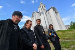 Kytarista The Edge a zpěvák Bono (druhý zleva) z U2 vloni v květnu při návštěvě ukrajinské Buči.