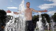 Andreas Seppi neváhal ani vteřinu a hned po skoro čtyřhodinovém zápase s Uzbekem Istominem skočil do největší fontány na Garden Square v tenisovém areálu v Melbourne.