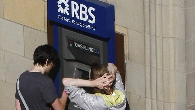 Momentka z Edinburghu, lidé si vybírají peníze z bankomatu Royal Bank of Scotland (RBS).