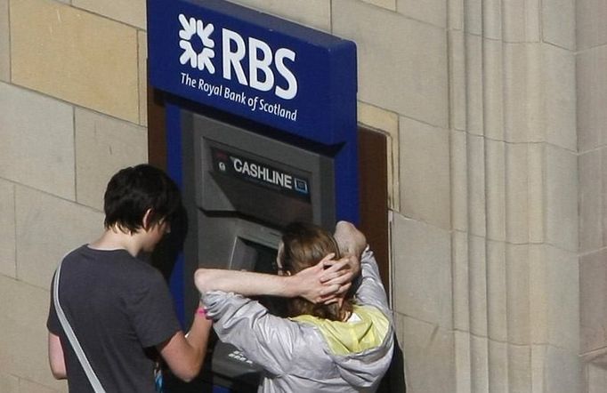 Momentka z Edinburghu, lidé si vybírají peníze z bankomatu Royal Bank of Scotland (RBS).