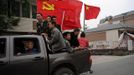 Volunteers hold a Chinese national flag and Chinese communist party flags as they head to Lushan county after Saturday's earthquake, Ya'an, Sichuan province, April 22, 2013. Hundreds of survivors of an earthquake that killed nearly 200 people in southwest China pushed into traffic on a main road on Monday, waving protest signs, demanding help and shouting at police. Picture taken April 22, 2013. REUTERS/Stringer (CHINA - Tags: DISASTER SOCIETY) Published: Dub. 23, 2013, 3:20 dop.