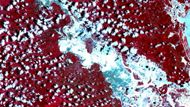 Snímky, pořízené technologií ASTER (Advanced Spaceborne Thermal Emission and Reflection Radiometer), umístěné na satelitu NASA, ukazují míru devastace zaplavené oblasti u města Rockhampton v australském státě Quensland. Vegetace má červenou barvu, mraky jsou světle modré a vrhají stín na zemi. Budovy, které tvoři malé ostrůvky na zaplaveném území, jsou šedomodré. Všudypřítomná voda má světlomodrou až modrou barvu.