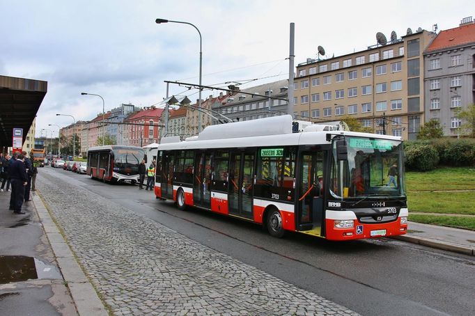 Elektrobus na "trolejbusové" lince 58 v Praze.