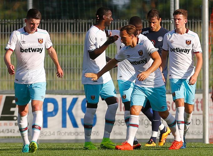 Mark Noble z West Hamu slaví gól v síti Slovácka.